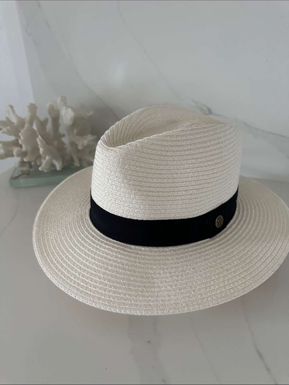 Wallaroo Classic light Cream Straw Fedora with Black Band. Like new.